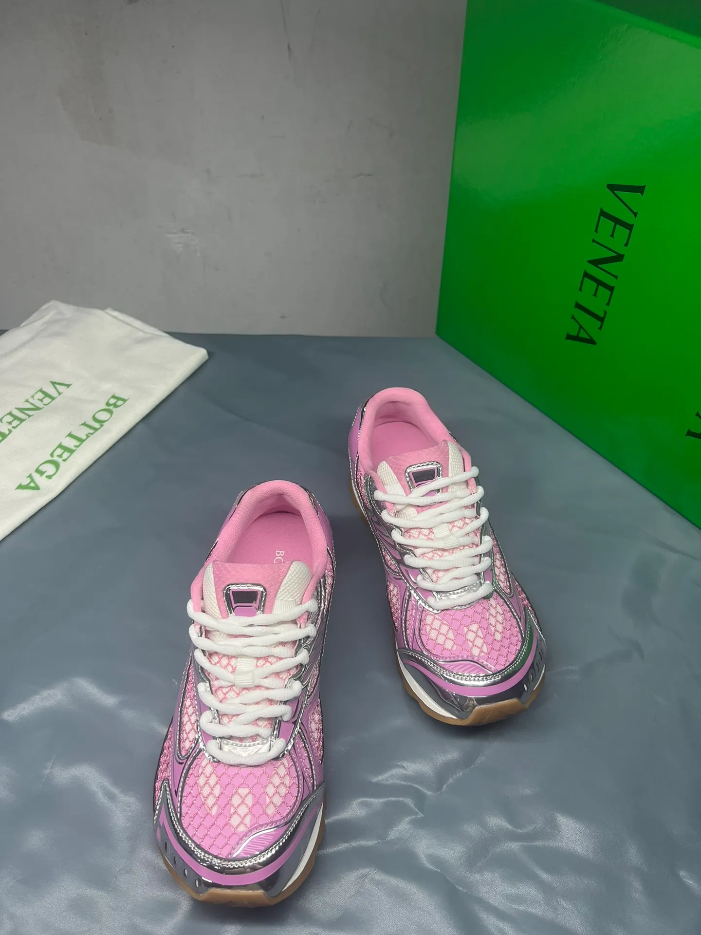 👟👟Ex-factory price 600👟👟 Men's size +10 Real photos 🔥🔥BV Orbit sneakers Wang Yibo's same style couple's dad shoes Runner sneakers, made of lightweight technical mesh fabric. Matched with geometric pattern designed rubber outsole, Wang Zha series high version. Look for the package technology. It is actually a lot taller, but the legs are still slim. Very nice, playable and durable. Matched to the standard💯 Package shoe technology. Look for the high version. The outsole is made of color-blocked TPU outsole. Women's model 35 36 37 38 39 40 41 42 (40 41 42 43 44 45 customized) (Customer logo can be accepted without refund or exchange at a favorable price) Equipped with original packaging